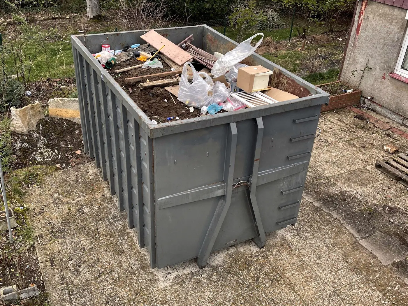 Benne de taille moyenne remplie de déchets mélangés